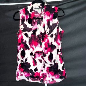 Floral sleeveless blouse.